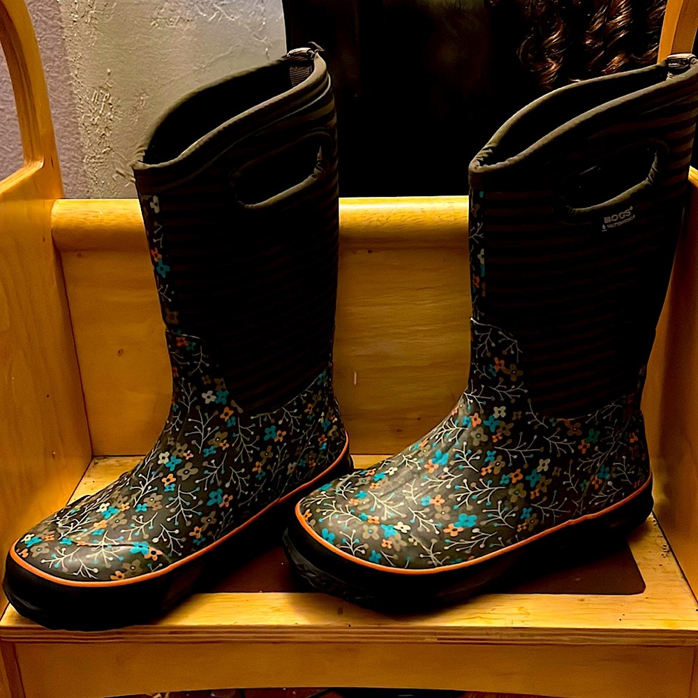 COPY - Bogs girls size 5 in great condition.  Comfy, sturdy and waterproof.
